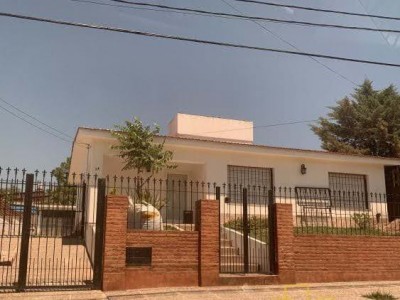 Preciosa casa c/ dpto EN VENTA en Bº La Quinta, Villa Carlos Paz.